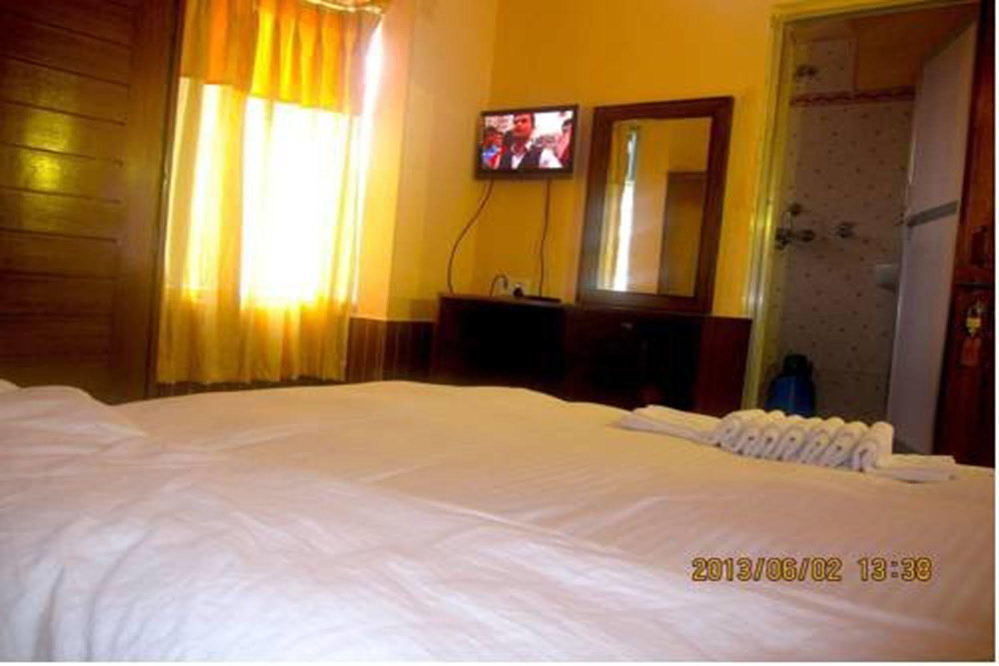 Hotel Half Moon Pokhara Exterior foto