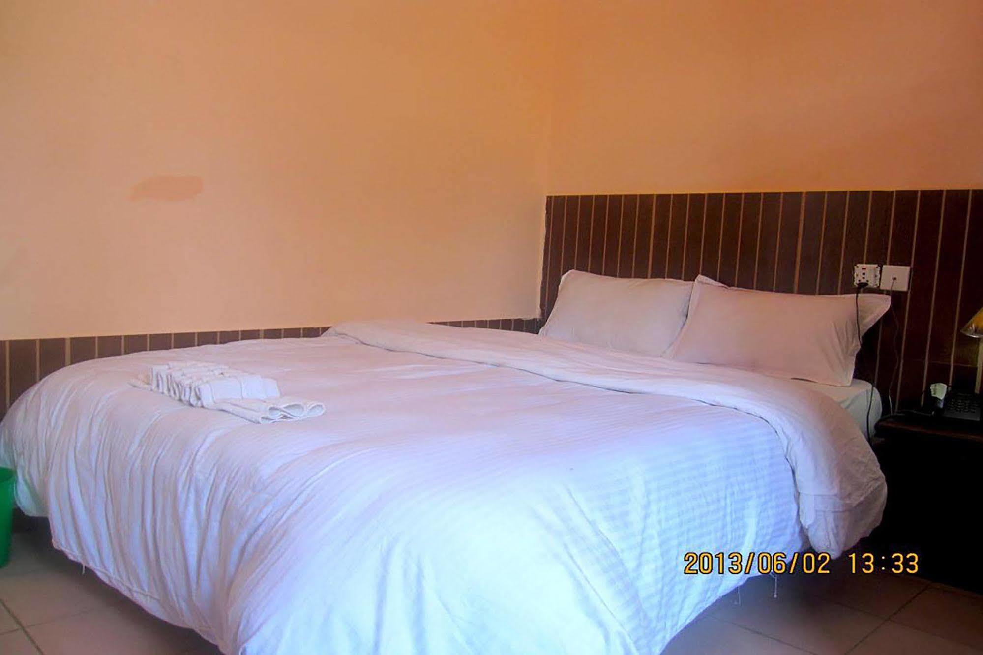 Hotel Half Moon Pokhara Exterior foto