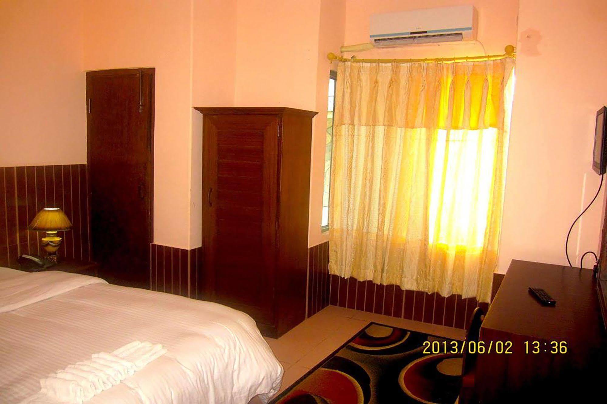 Hotel Half Moon Pokhara Exterior foto